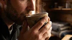 Questo tè ti aiuta ad addormentarti: cosa bere dopo cena per rilassarsi senza disturbare il sonno