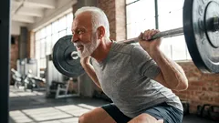 Allenamento di forza dopo i 50 anni: la routine semplice per sentirsi più forti ogni giorno